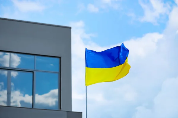 Національний Прапор України Вулицях Міста — стокове фото