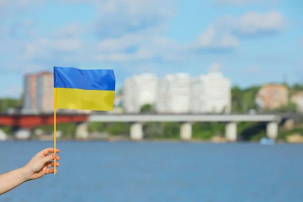 Жінка Тримає Національний Прапор України Відкритому Повітрі — стокове фото