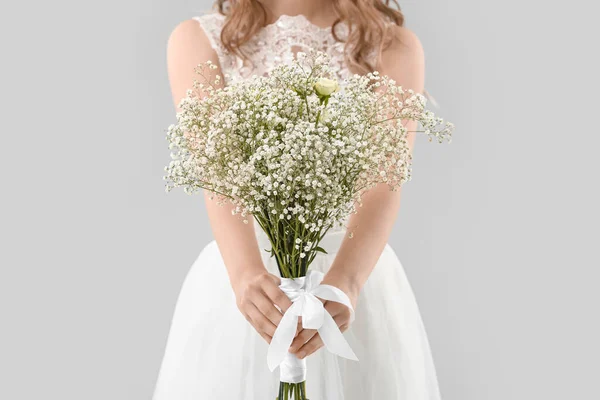 Mooie Bruid Met Boeket Bloemen Lichte Achtergrond — Stockfoto