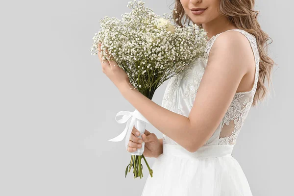 Mooie Bruid Met Boeket Bloemen Lichte Achtergrond — Stockfoto