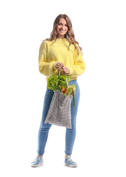 白を基調とした新鮮な野菜のエコバッグを持つ若い女性 — ストック写真