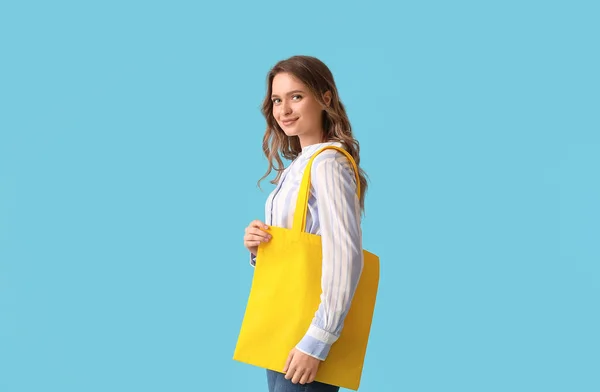 Όμορφη Νεαρή Γυναίκα Κίτρινη Οικολογική Τσάντα Μπλε Φόντο — Φωτογραφία Αρχείου