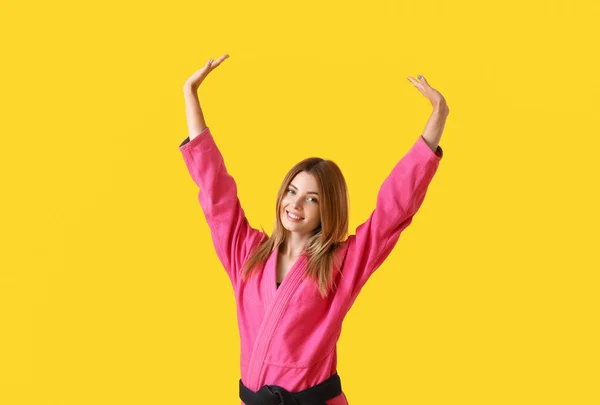 Felice Istruttore Karate Femminile Sfondo Colore — Foto Stock