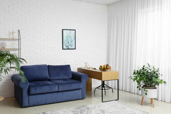 Mavi Kanepe Masa Meyve Sepetli Aydınlık Oturma Odasının Içi — Stok fotoğraf
