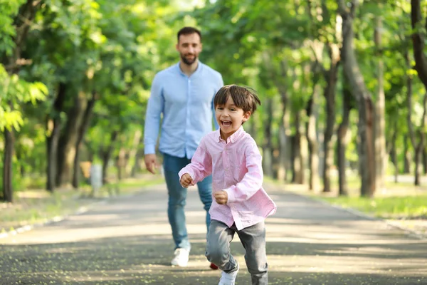 Boldog Kisfiú Menekül Apja Elől Parkban — Stock Fotó