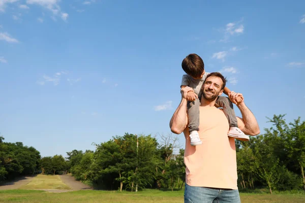 Father Carrying His Little Son Park Sunny Day — Stock Photo, Image