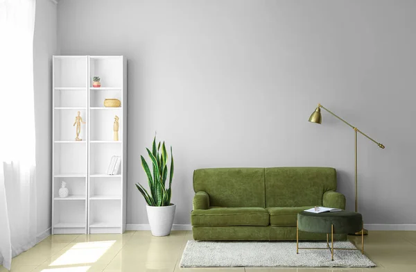 Innenraum Des Hellen Wohnzimmers Mit Grünem Sofa Hocker Und Regal — Stockfoto