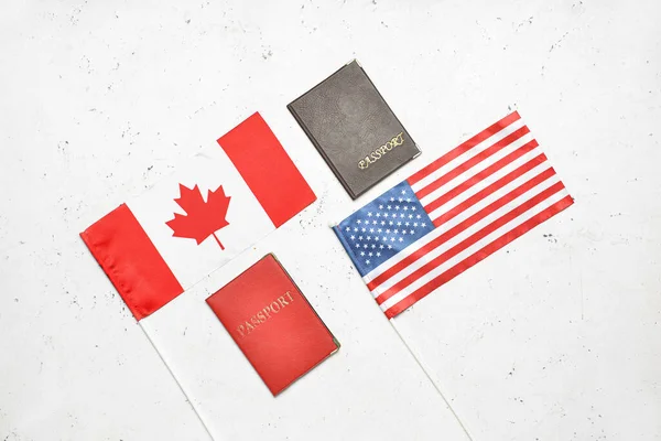 Banderas Canadá Estados Unidos Con Pasaportes Sobre Fondo Blanco —  Fotos de Stock