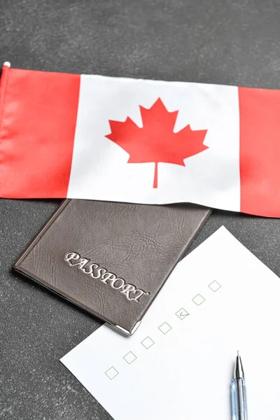 加拿大国旗 带有护照 钢笔和深色背景的投票页 — 图库照片