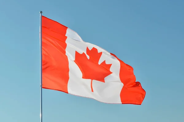Acenando Bandeira Canadá Contra Céu Azul — Fotografia de Stock