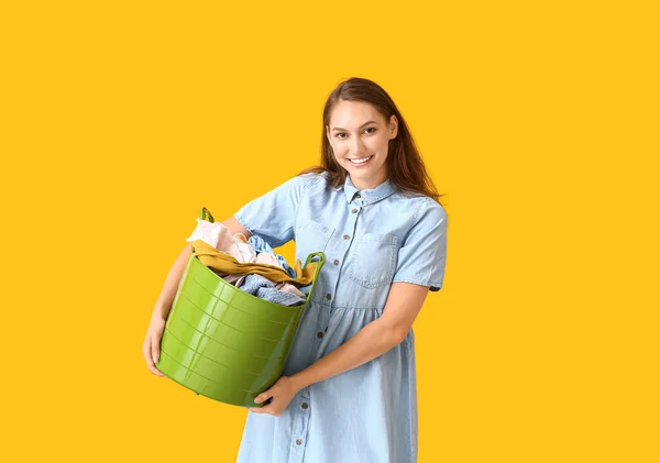 Hermosa Mujer Con Lavadero Canasta Verde Sobre Fondo Amarillo —  Fotos de Stock