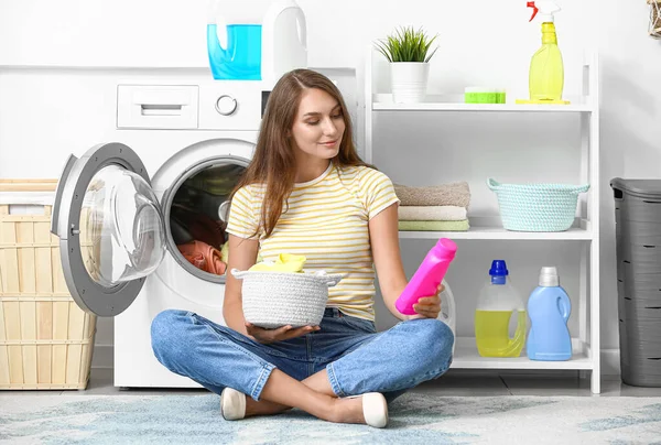 Linda Dona Casa Com Lavanderia Detergente Sentado Perto Máquina Lavar — Fotografia de Stock