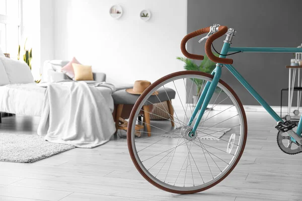 Bisikletli Modern Şık Yatak Odasının Içi — Stok fotoğraf