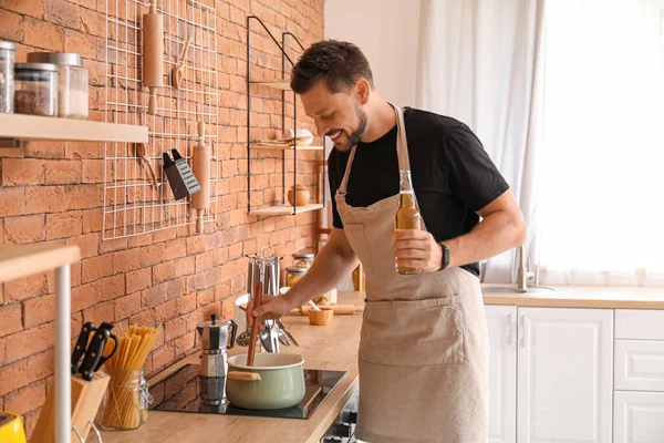 Handsome Man Drinking Beer While Cooking Kitchen — Stock Photo, Image