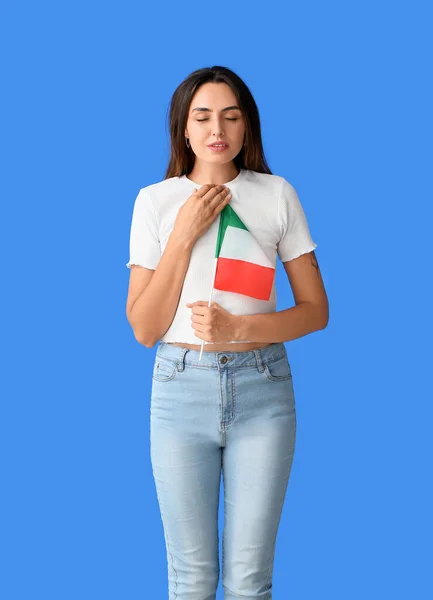 Молода Жінка Італійським Прапором Кольоровому Тлі — стокове фото