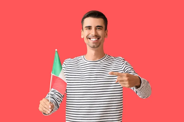 Νεαρός Άνδρας Ιταλική Σημαία Στο Φόντο Χρώμα — Φωτογραφία Αρχείου