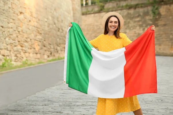 Mooie Jonge Vrouw Met Italiaanse Vlag Buiten — Stockfoto