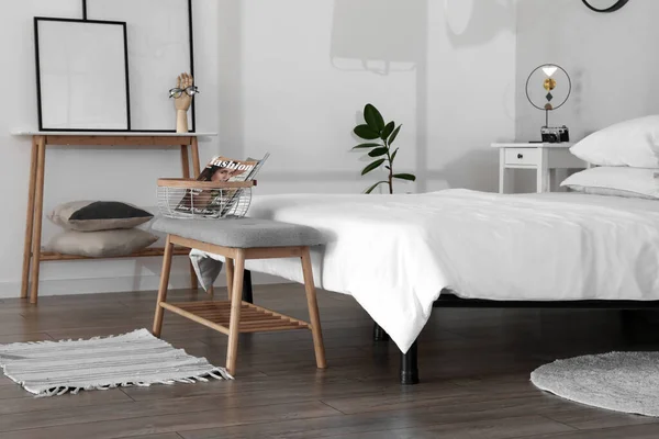ベンチと快適なベッドとモダンなベッドルームのインテリア — ストック写真