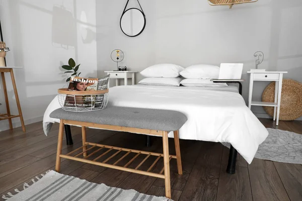Interieur Van Een Moderne Slaapkamer Met Bank Comfortabel Bed — Stockfoto