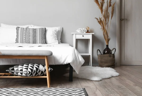 带有床 长椅和现代装饰的时髦卧室 — 图库照片