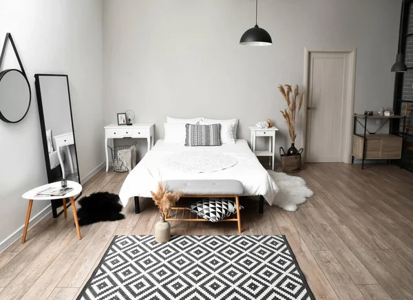 有时髦长椅和床的现代卧房 — 图库照片