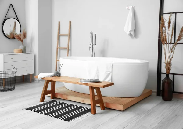 Innenraum Des Hellen Zimmers Mit Weißer Badewanne Und Holzbank — Stockfoto