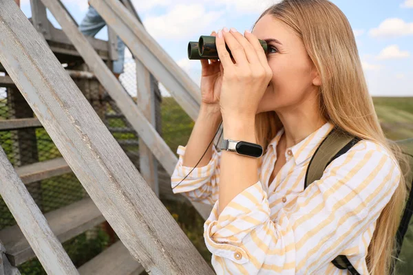 Hermosa Turista Femenina Con Binocular Safari — Foto de Stock