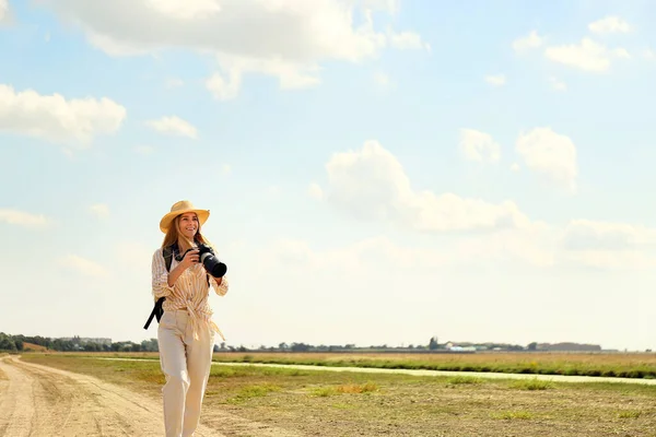 Linda Turista Feminina Com Câmera Fotos Campo — Fotografia de Stock