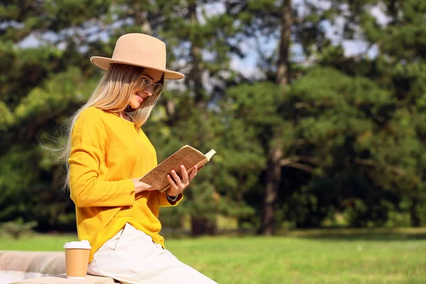Beautiful Woman Reading Book Park — Stock Photo, Image