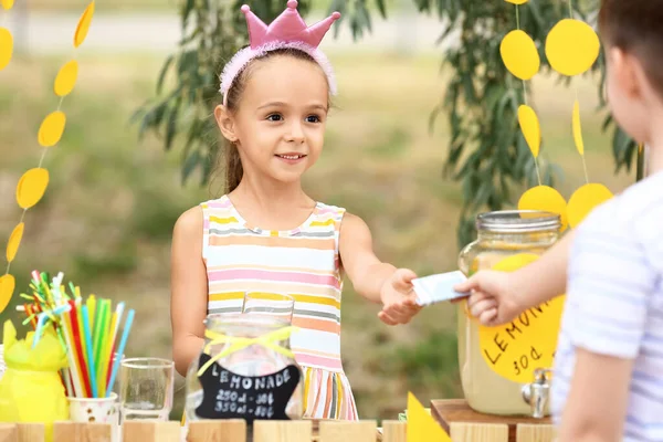 Menina Bonito Vendendo Limonada Parque — Fotografia de Stock