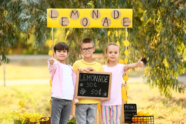 Милые Дети Продают Лимонад Парке — стоковое фото