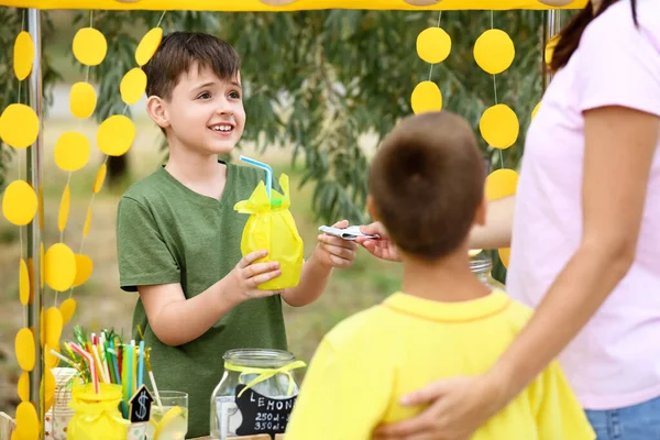 Netter Junge Verkauft Limonade Park — Stockfoto