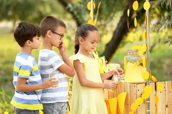Niedliche Kinder Kaufen Limonade Park — Stockfoto