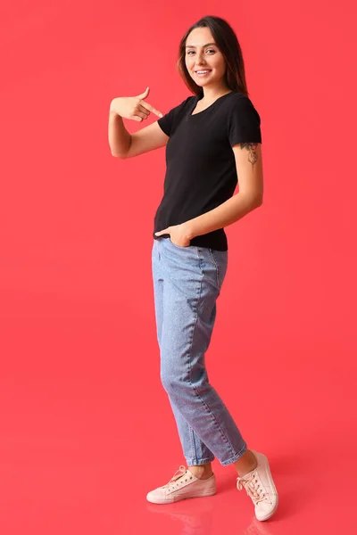 Jonge Vrouw Blanco Shirt Kleur Achtergrond — Stockfoto