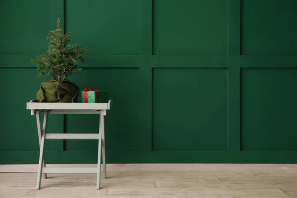 Interieur Van Kamer Met Kerstboom Geschenkdoos Tafel Buurt Van Kleur — Stockfoto