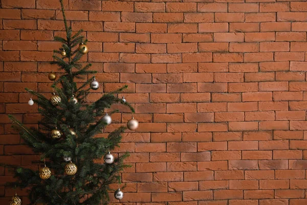 Hermoso Árbol Navidad Decorado Cerca Pared Ladrillo Habitación — Foto de Stock