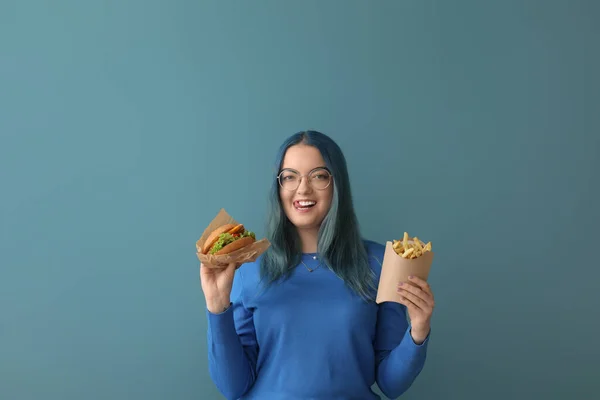 Νεαρή Γυναίκα Ασυνήθιστα Μαλλιά Κρατώντας Burger Και Τηγανητές Πατάτες Στο — Φωτογραφία Αρχείου