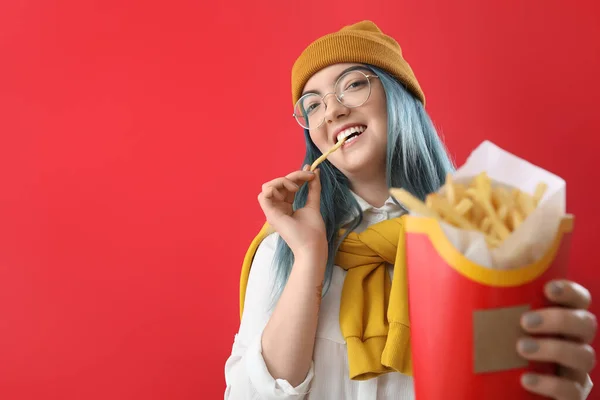 Mujer Joven Con Cabello Inusual Papas Fritas Sobre Fondo Color —  Fotos de Stock