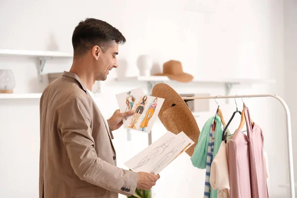 Estilista Ropa Masculina Trabajando Estudio — Foto de Stock