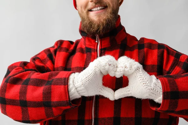 Junger Mann Macht Herzform Mit Seinen Händen Warmen Handschuhen Auf — Stockfoto