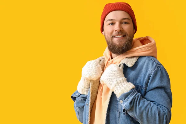 Junger Bärtiger Mann Mit Warmen Handschuhen Und Mütze Auf Gelbem — Stockfoto