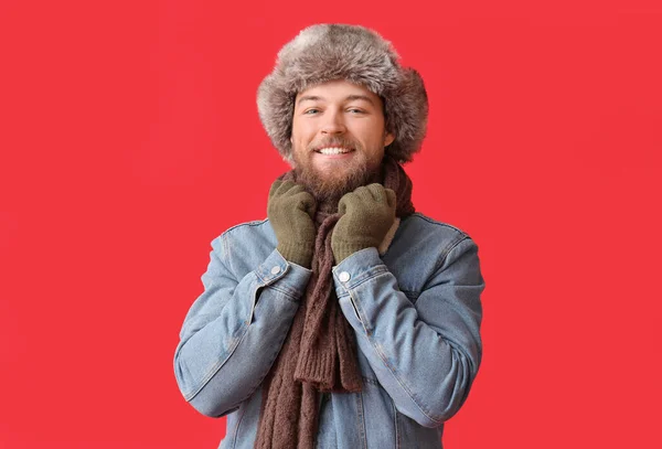 Junger Bärtiger Mann Mit Warmen Handschuhen Und Mütze Auf Rotem — Stockfoto