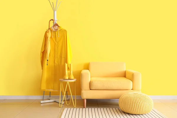 Regal Mit Regenmantel Gummistiefel Auf Tisch Und Sessel Neben Gelber — Stockfoto