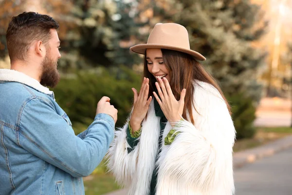 Junger Mann Macht Seiner Freundin Park Einen Heiratsantrag — Stockfoto