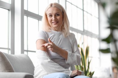 Evde nikotin bandı takan olgun bir kadın. Sigara içmeyi bırakma