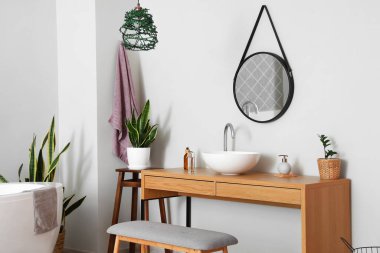 Lavabosu, aynası ve tezgahı olan hafif banyonun içi