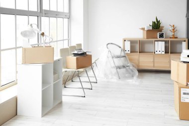 Taşındığı gün ofis içi mobilya ve eşyalarla dolu karton kutular.