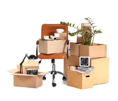 Beyaz arka planda ofis sandalyesi olan karton kutular.