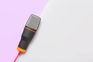 Renkli arkaplanda yeni modern mikrofon