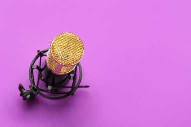 Mor arka planda duran modern mikrofon, yakın plan